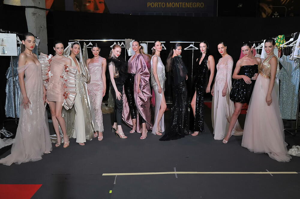 <p>Internacionalna smotra mode IFF počela je sinoć na sceni Sinhro u Porto Montenegru. Manifestacija iza koje stoji modna agencija Fabrika i Porto Montenegro otvorena je revijom modne kuće visoke mode Rami Al Ali, a publika je imala priliku da vidi i modele sa potpisom Agate Ruiz de la Prada. Večeras će biti prikazana modna revija visoke mode Toni Vorda koja će biti presjek njegove karijere.</p>