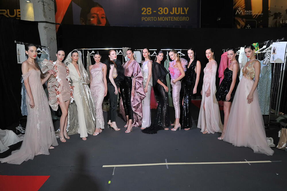 <p>Internacionalna smotra mode IFF počela je sinoć na sceni Sinhro u Porto Montenegru. Manifestacija iza koje stoji modna agencija Fabrika i Porto Montenegro otvorena je revijom modne kuće visoke mode Rami Al Ali, a publika je imala priliku da vidi i modele sa potpisom Agate Ruiz de la Prada. Večeras će biti prikazana modna revija visoke mode Toni Vorda koja će biti presjek njegove karijere.</p>