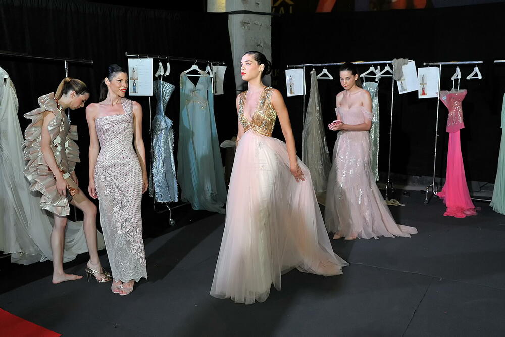 <p>Internacionalna smotra mode IFF počela je sinoć na sceni Sinhro u Porto Montenegru. Manifestacija iza koje stoji modna agencija Fabrika i Porto Montenegro otvorena je revijom modne kuće visoke mode Rami Al Ali, a publika je imala priliku da vidi i modele sa potpisom Agate Ruiz de la Prada. Večeras će biti prikazana modna revija visoke mode Toni Vorda koja će biti presjek njegove karijere.</p>