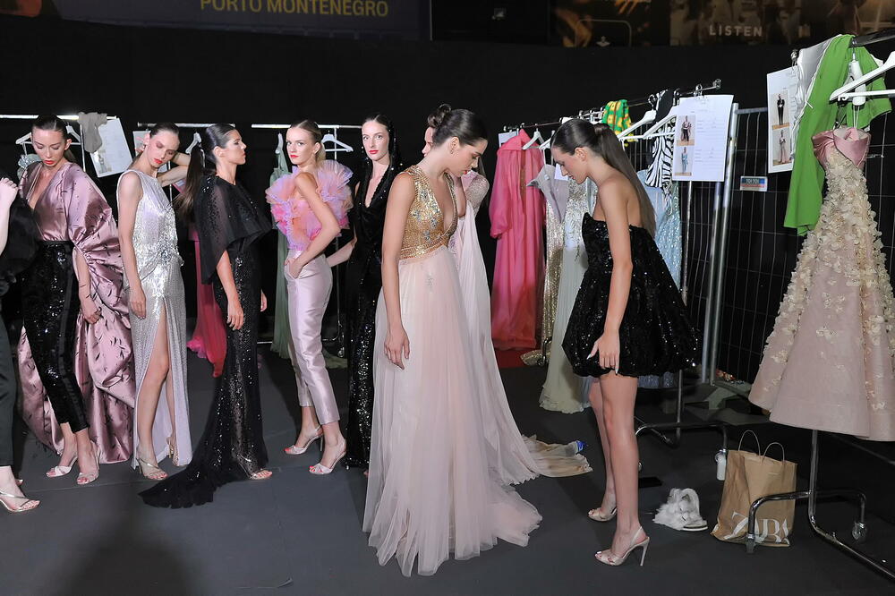 <p>Internacionalna smotra mode IFF počela je sinoć na sceni Sinhro u Porto Montenegru. Manifestacija iza koje stoji modna agencija Fabrika i Porto Montenegro otvorena je revijom modne kuće visoke mode Rami Al Ali, a publika je imala priliku da vidi i modele sa potpisom Agate Ruiz de la Prada. Večeras će biti prikazana modna revija visoke mode Toni Vorda koja će biti presjek njegove karijere.</p>