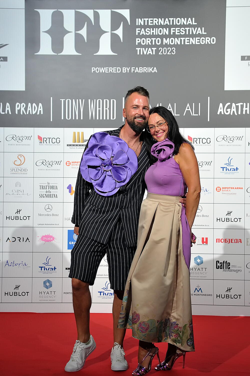 <p>Internacionalna smotra mode IFF počela je sinoć na sceni Sinhro u Porto Montenegru. Manifestacija iza koje stoji modna agencija Fabrika i Porto Montenegro otvorena je revijom modne kuće visoke mode Rami Al Ali, a publika je imala priliku da vidi i modele sa potpisom Agate Ruiz de la Prada. Večeras će biti prikazana modna revija visoke mode Toni Vorda koja će biti presjek njegove karijere.</p>