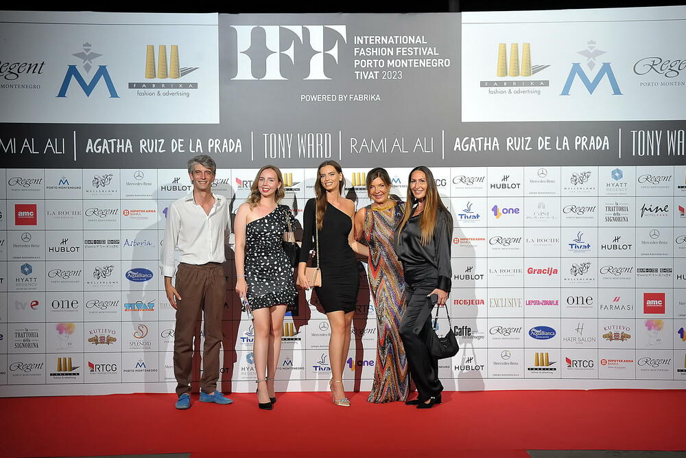 <p>Internacionalna smotra mode IFF počela je sinoć na sceni Sinhro u Porto Montenegru. Manifestacija iza koje stoji modna agencija Fabrika i Porto Montenegro otvorena je revijom modne kuće visoke mode Rami Al Ali, a publika je imala priliku da vidi i modele sa potpisom Agate Ruiz de la Prada. Večeras će biti prikazana modna revija visoke mode Toni Vorda koja će biti presjek njegove karijere.</p>