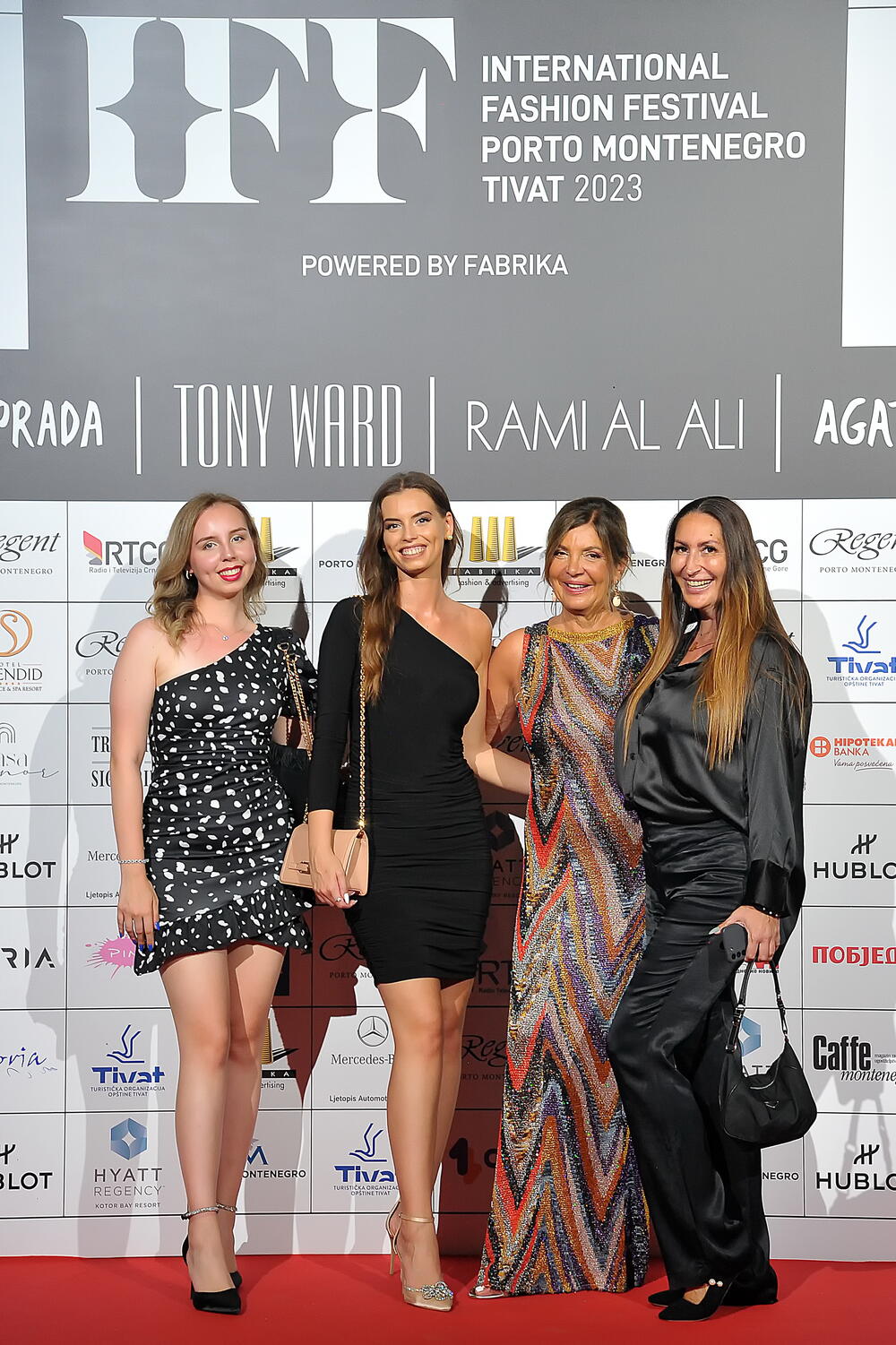 <p>Internacionalna smotra mode IFF počela je sinoć na sceni Sinhro u Porto Montenegru. Manifestacija iza koje stoji modna agencija Fabrika i Porto Montenegro otvorena je revijom modne kuće visoke mode Rami Al Ali, a publika je imala priliku da vidi i modele sa potpisom Agate Ruiz de la Prada. Večeras će biti prikazana modna revija visoke mode Toni Vorda koja će biti presjek njegove karijere.</p>