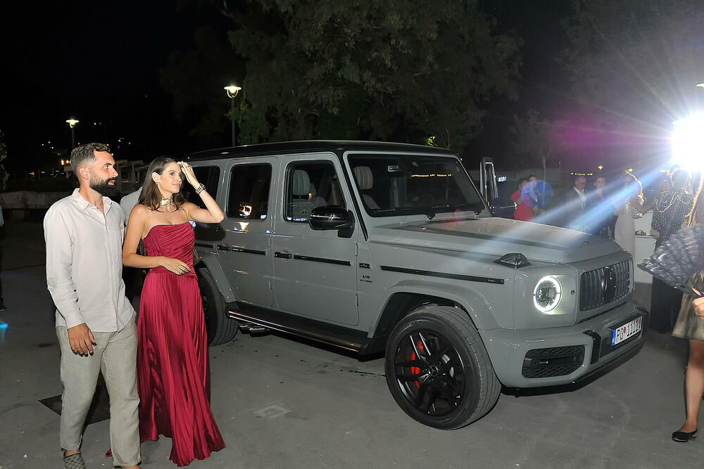 <p>Internacionalna smotra mode IFF počela je sinoć na sceni Sinhro u Porto Montenegru. Manifestacija iza koje stoji modna agencija Fabrika i Porto Montenegro otvorena je revijom modne kuće visoke mode Rami Al Ali, a publika je imala priliku da vidi i modele sa potpisom Agate Ruiz de la Prada. Večeras će biti prikazana modna revija visoke mode Toni Vorda koja će biti presjek njegove karijere.</p>