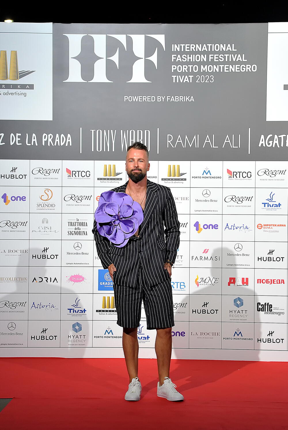 <p>Internacionalna smotra mode IFF počela je sinoć na sceni Sinhro u Porto Montenegru. Manifestacija iza koje stoji modna agencija Fabrika i Porto Montenegro otvorena je revijom modne kuće visoke mode Rami Al Ali, a publika je imala priliku da vidi i modele sa potpisom Agate Ruiz de la Prada. Večeras će biti prikazana modna revija visoke mode Toni Vorda koja će biti presjek njegove karijere.</p>
