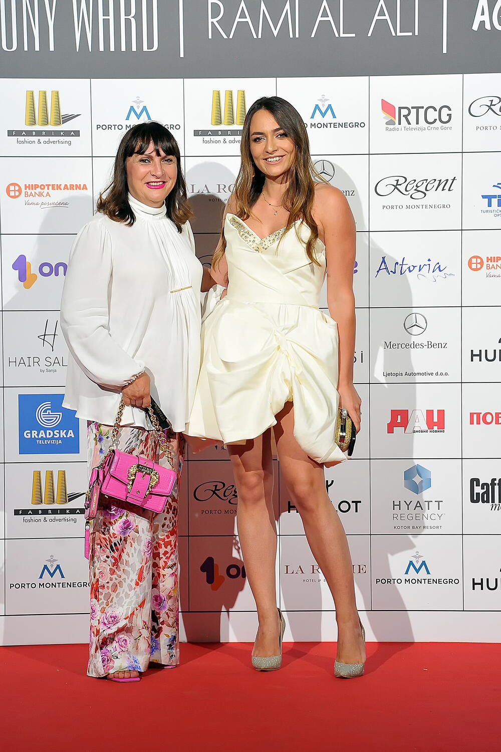 <p>Internacionalna smotra mode IFF počela je sinoć na sceni Sinhro u Porto Montenegru. Manifestacija iza koje stoji modna agencija Fabrika i Porto Montenegro otvorena je revijom modne kuće visoke mode Rami Al Ali, a publika je imala priliku da vidi i modele sa potpisom Agate Ruiz de la Prada. Večeras će biti prikazana modna revija visoke mode Toni Vorda koja će biti presjek njegove karijere.</p>