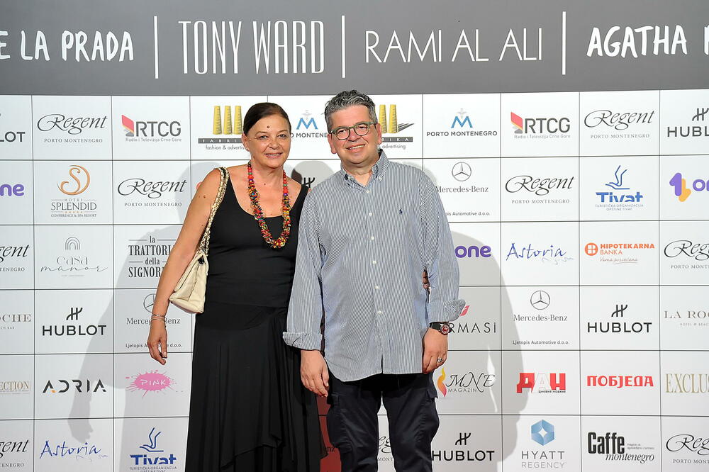 <p>Internacionalna smotra mode IFF počela je sinoć na sceni Sinhro u Porto Montenegru. Manifestacija iza koje stoji modna agencija Fabrika i Porto Montenegro otvorena je revijom modne kuće visoke mode Rami Al Ali, a publika je imala priliku da vidi i modele sa potpisom Agate Ruiz de la Prada. Večeras će biti prikazana modna revija visoke mode Toni Vorda koja će biti presjek njegove karijere.</p>