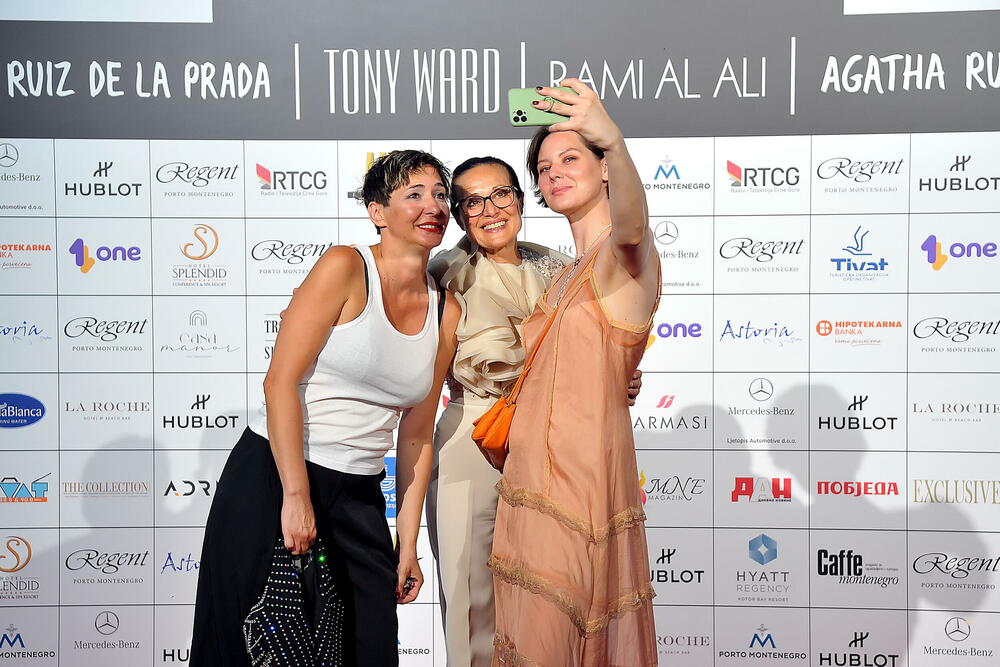 <p>Internacionalna smotra mode IFF počela je sinoć na sceni Sinhro u Porto Montenegru. Manifestacija iza koje stoji modna agencija Fabrika i Porto Montenegro otvorena je revijom modne kuće visoke mode Rami Al Ali, a publika je imala priliku da vidi i modele sa potpisom Agate Ruiz de la Prada. Večeras će biti prikazana modna revija visoke mode Toni Vorda koja će biti presjek njegove karijere.</p>