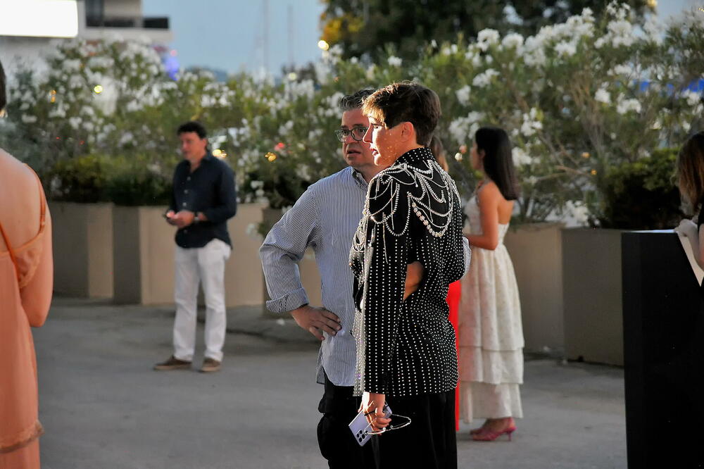 <p>Internacionalna smotra mode IFF počela je sinoć na sceni Sinhro u Porto Montenegru. Manifestacija iza koje stoji modna agencija Fabrika i Porto Montenegro otvorena je revijom modne kuće visoke mode Rami Al Ali, a publika je imala priliku da vidi i modele sa potpisom Agate Ruiz de la Prada. Večeras će biti prikazana modna revija visoke mode Toni Vorda koja će biti presjek njegove karijere.</p>