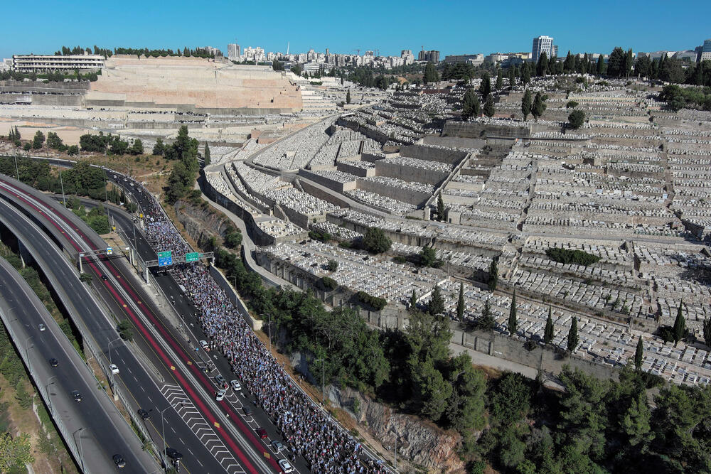 <p>Sjutra ujutru Kneset će započeti debatu o predlogu zakona kojim će se ograničiti ovlašćenje Vrhovnog suda Izraela da nadgleda odluke vlade i obori ih ako smatra da su nerazumne</p>