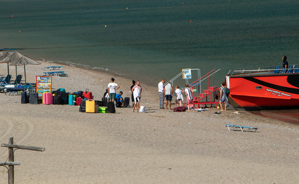 <p>Vatrogasci, potpomognuti kanaderima iz vazduha i pojačanjem iz Slovačke, bore se s vatrenom stihijom koja, potpomognuta jakim vjetrom, guta šumu na ostrvu</p>