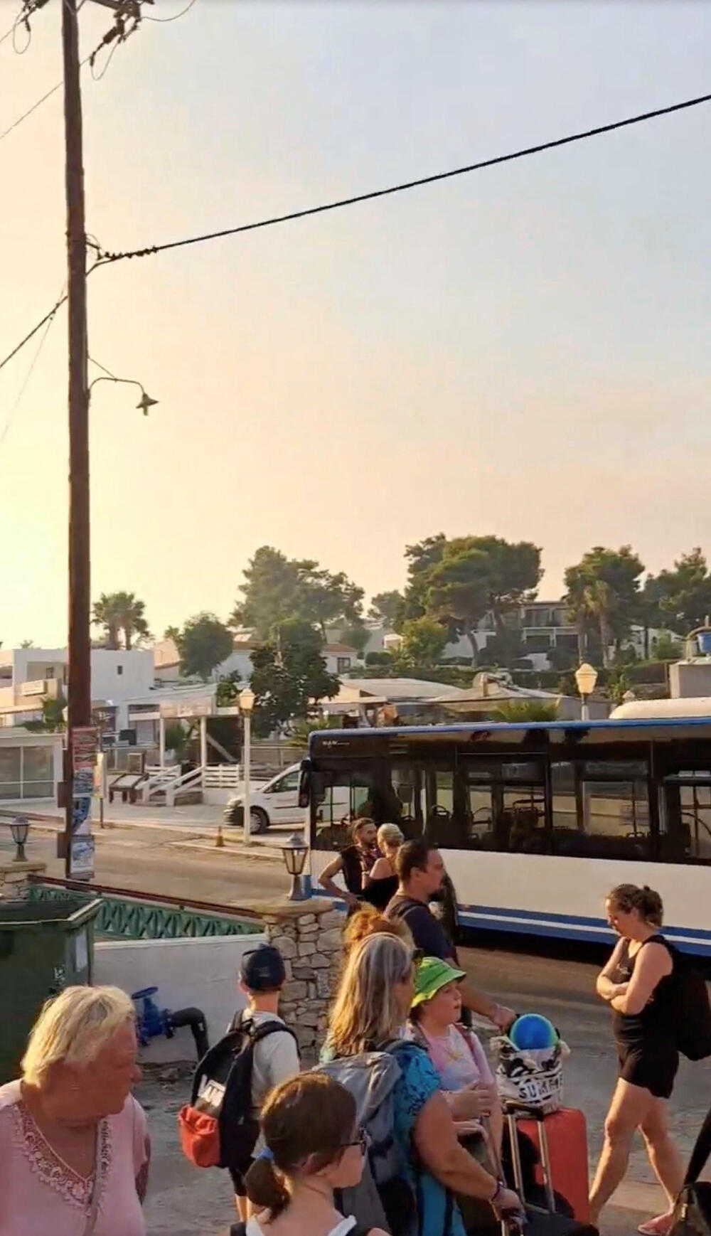 <p>Vatrogasci, potpomognuti kanaderima iz vazduha i pojačanjem iz Slovačke, bore se s vatrenom stihijom koja, potpomognuta jakim vjetrom, guta šumu na ostrvu</p>