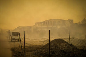 FOTO Vjetar širi požar na Rodosu, evakuisano 30.000 ljudi