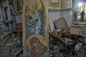 FOTO Posljedice napada: Unutar teško oštećene pravoslavne crkve u...