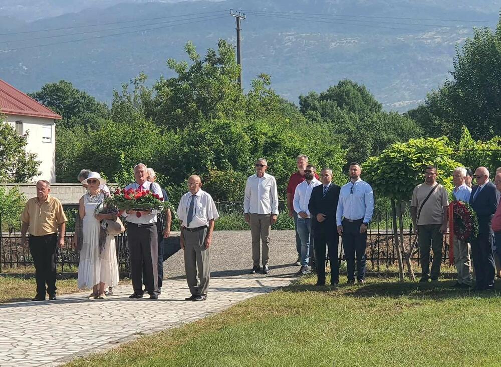 <p>"Njima pripada slava i nezaborav, a svima nama, a posebno mladim generacijama ostaje trajna obaveza da čuvamo njihova časna djela."</p>