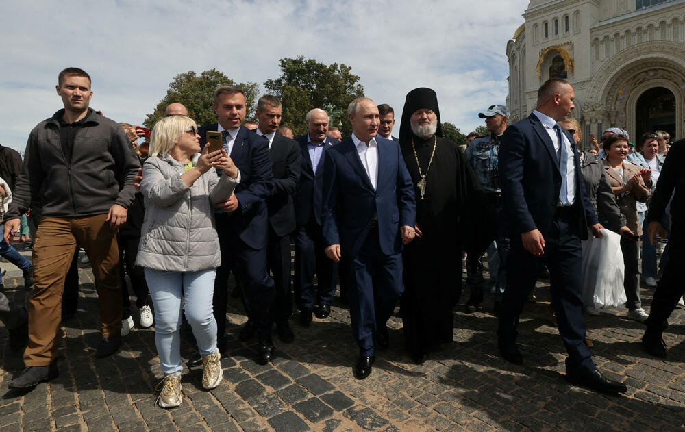 <p>Putin i Lukašenko razgovaraju danas i sjutra što je njihov prvi susret poslije 24-časovne junske pobune Jevgenija Prigožina, vlasnika privatne vojske "Vagner" koja je potom trebalo da se iz okupiranih djelova Ukrajine i iz Rusije premjesti u Bjelorusiju</p>