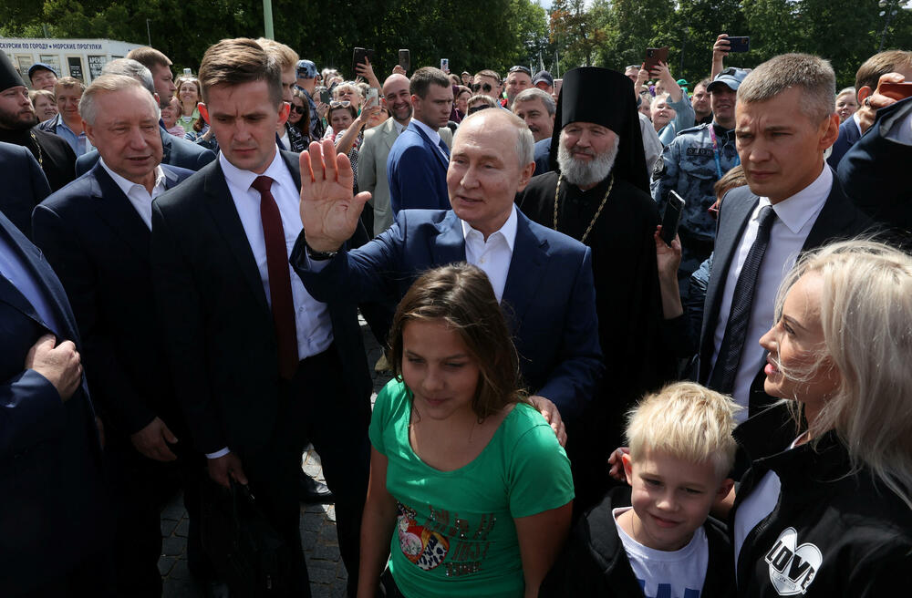 <p>Putin i Lukašenko razgovaraju danas i sjutra što je njihov prvi susret poslije 24-časovne junske pobune Jevgenija Prigožina, vlasnika privatne vojske "Vagner" koja je potom trebalo da se iz okupiranih djelova Ukrajine i iz Rusije premjesti u Bjelorusiju</p>