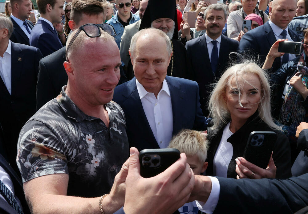 <p>Putin i Lukašenko razgovaraju danas i sjutra što je njihov prvi susret poslije 24-časovne junske pobune Jevgenija Prigožina, vlasnika privatne vojske "Vagner" koja je potom trebalo da se iz okupiranih djelova Ukrajine i iz Rusije premjesti u Bjelorusiju</p>