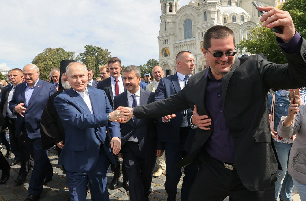 <p>Putin i Lukašenko razgovaraju danas i sjutra što je njihov prvi susret poslije 24-časovne junske pobune Jevgenija Prigožina, vlasnika privatne vojske "Vagner" koja je potom trebalo da se iz okupiranih djelova Ukrajine i iz Rusije premjesti u Bjelorusiju</p>