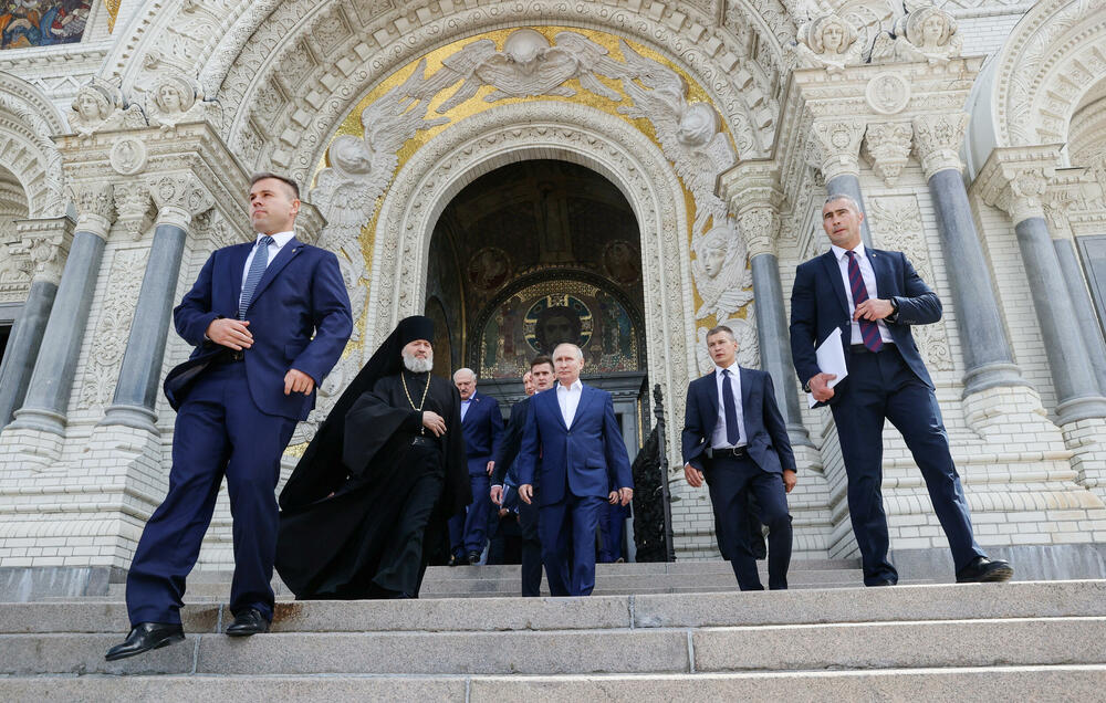 <p>Putin i Lukašenko razgovaraju danas i sjutra što je njihov prvi susret poslije 24-časovne junske pobune Jevgenija Prigožina, vlasnika privatne vojske "Vagner" koja je potom trebalo da se iz okupiranih djelova Ukrajine i iz Rusije premjesti u Bjelorusiju</p>