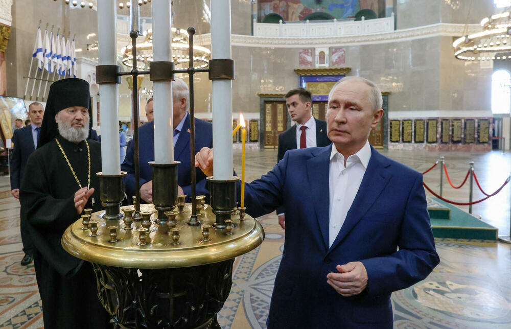 <p>Putin i Lukašenko razgovaraju danas i sjutra što je njihov prvi susret poslije 24-časovne junske pobune Jevgenija Prigožina, vlasnika privatne vojske "Vagner" koja je potom trebalo da se iz okupiranih djelova Ukrajine i iz Rusije premjesti u Bjelorusiju</p>