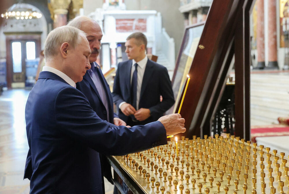 <p>Putin i Lukašenko razgovaraju danas i sjutra što je njihov prvi susret poslije 24-časovne junske pobune Jevgenija Prigožina, vlasnika privatne vojske "Vagner" koja je potom trebalo da se iz okupiranih djelova Ukrajine i iz Rusije premjesti u Bjelorusiju</p>