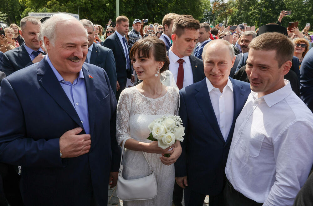 <p>Putin i Lukašenko razgovaraju danas i sjutra što je njihov prvi susret poslije 24-časovne junske pobune Jevgenija Prigožina, vlasnika privatne vojske "Vagner" koja je potom trebalo da se iz okupiranih djelova Ukrajine i iz Rusije premjesti u Bjelorusiju</p>