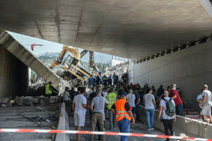 Srušio se dio mosta u Grčkoj, radnik poginuo, osam povrijeđeno