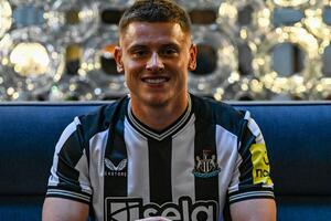 Newcastle presented the third reinforcement: Harvey Barnes arrived