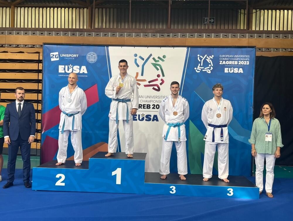 Malović na postolju