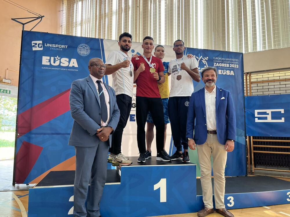 Čađenović na postolju