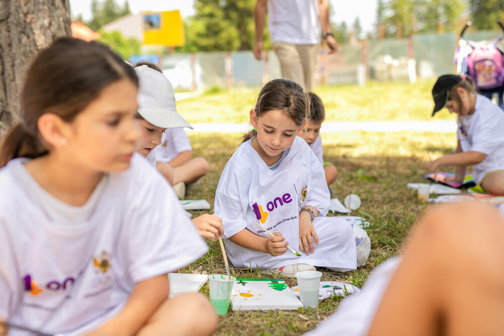 <p><em>Na Žabljaku je održana slikarsko-ekološka radionica „Slikarske smartić zOne za ekološke šampiOne“, u okviru koje je učestvovalo više od 20 mališana koji su svoja razmišljanja o ekologiji prenijeli na platno, a najbolji među njima osvojili su nagrade.</em></p>