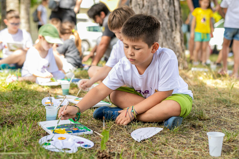 <p><em>Na Žabljaku je održana slikarsko-ekološka radionica „Slikarske smartić zOne za ekološke šampiOne“, u okviru koje je učestvovalo više od 20 mališana koji su svoja razmišljanja o ekologiji prenijeli na platno, a najbolji među njima osvojili su nagrade.</em></p>