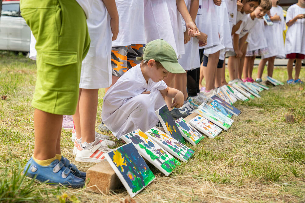<p><em>Na Žabljaku je održana slikarsko-ekološka radionica „Slikarske smartić zOne za ekološke šampiOne“, u okviru koje je učestvovalo više od 20 mališana koji su svoja razmišljanja o ekologiji prenijeli na platno, a najbolji među njima osvojili su nagrade.</em></p>