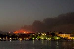 Požari i danas bukte u Grčkoj, počela evakuacija i sa Krfa