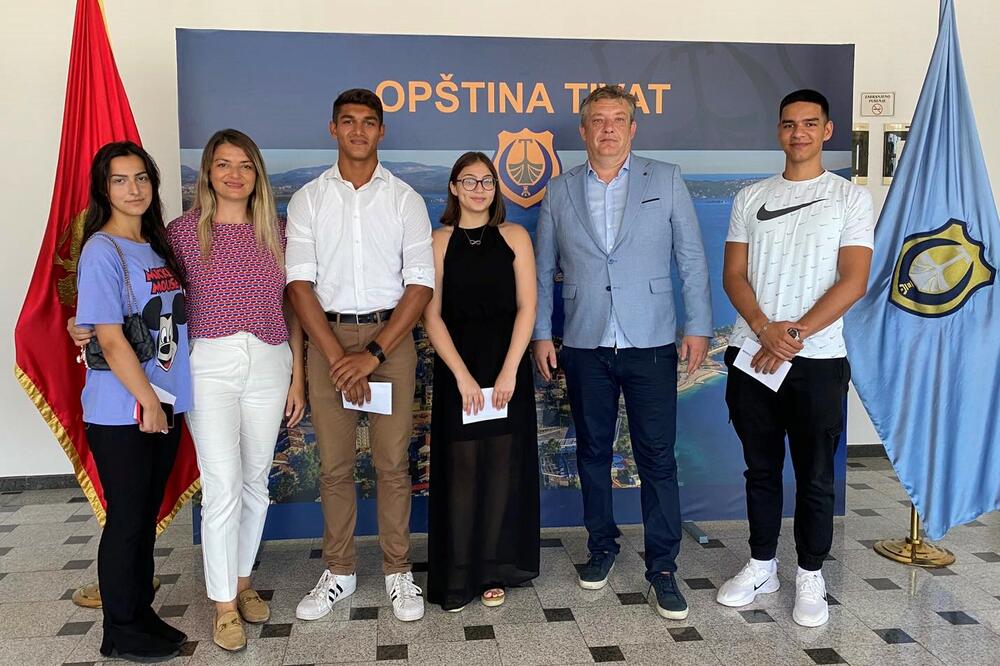 Nagrađeni učenici, Foto: Opština Tivat