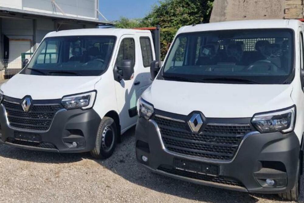 Dva laka teretna vozila isporučena komunalnom preduzeću Tivat, Foto: Siniša Luković