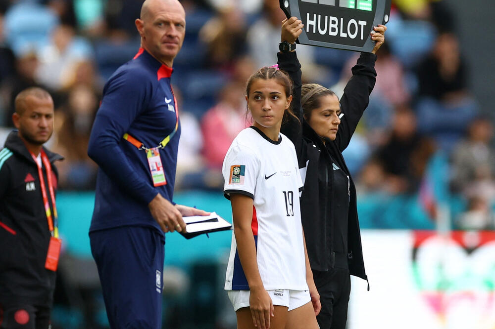 Trenutak za istoriju: Kejsi Fer ulazi u igru na meču SP protiv Kolumbije, Foto: Reuters