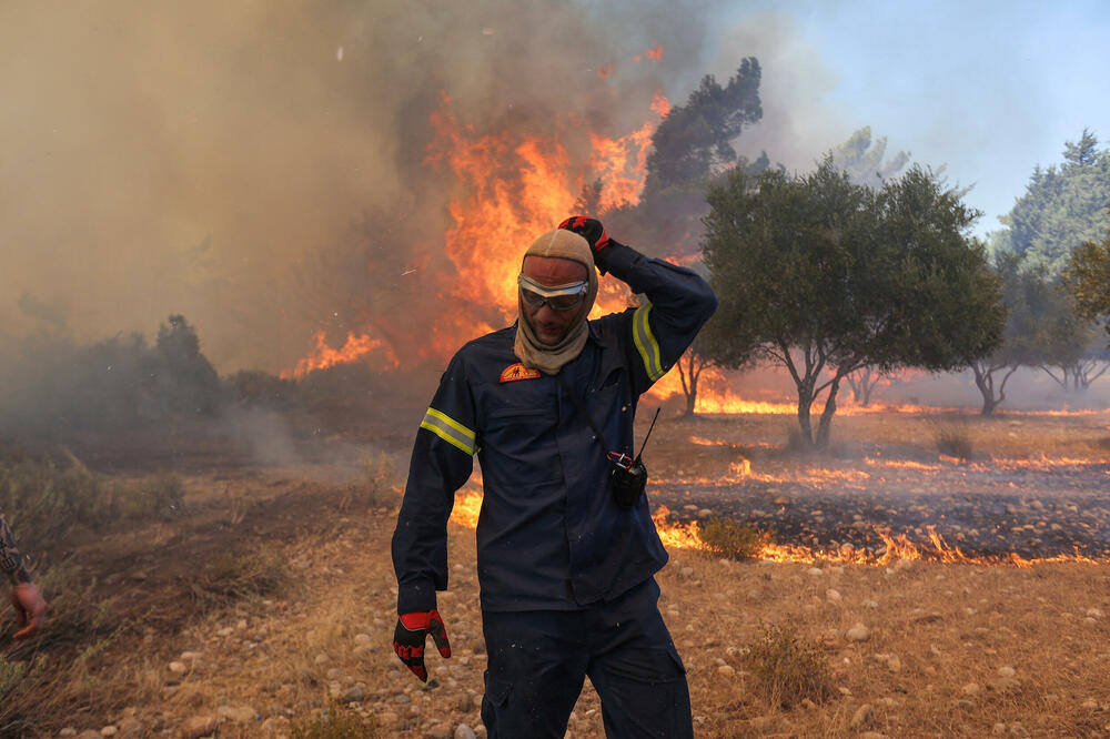 Vatrogasac blizu požara na grčkom ostrvu Rodos, Foto: Rojters