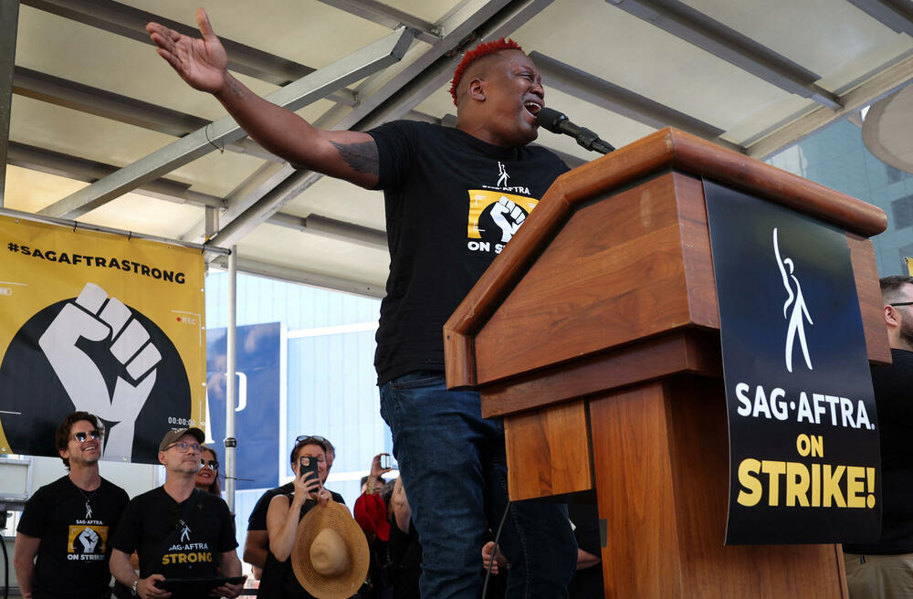 <p>Glumci su od 14. jula pridružili štrajkujućim scenaristima poslije neuspjeha pregovora sa studijima o njihovim platama i garancijama naspram vještake inteligencije</p>