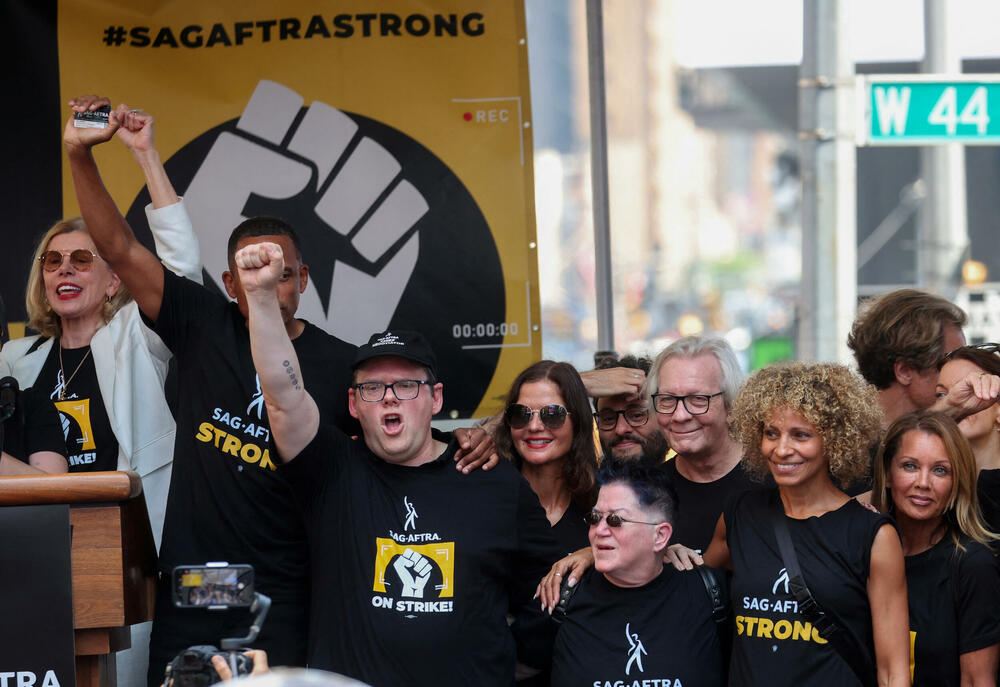 <p>Glumci su od 14. jula pridružili štrajkujućim scenaristima poslije neuspjeha pregovora sa studijima o njihovim platama i garancijama naspram vještake inteligencije</p>