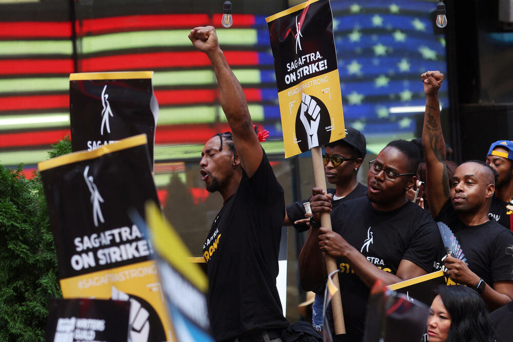 <p>Glumci su od 14. jula pridružili štrajkujućim scenaristima poslije neuspjeha pregovora sa studijima o njihovim platama i garancijama naspram vještake inteligencije</p>