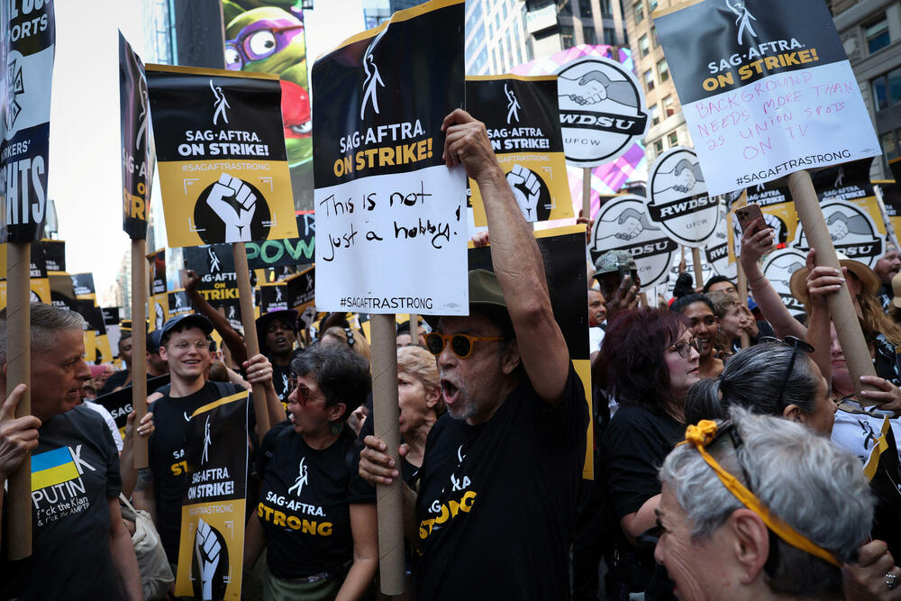<p>Glumci su od 14. jula pridružili štrajkujućim scenaristima poslije neuspjeha pregovora sa studijima o njihovim platama i garancijama naspram vještake inteligencije</p>