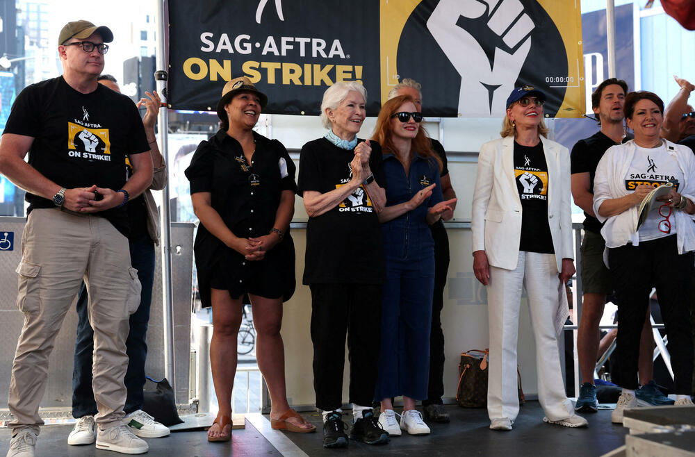 <p>Glumci su od 14. jula pridružili štrajkujućim scenaristima poslije neuspjeha pregovora sa studijima o njihovim platama i garancijama naspram vještake inteligencije</p>