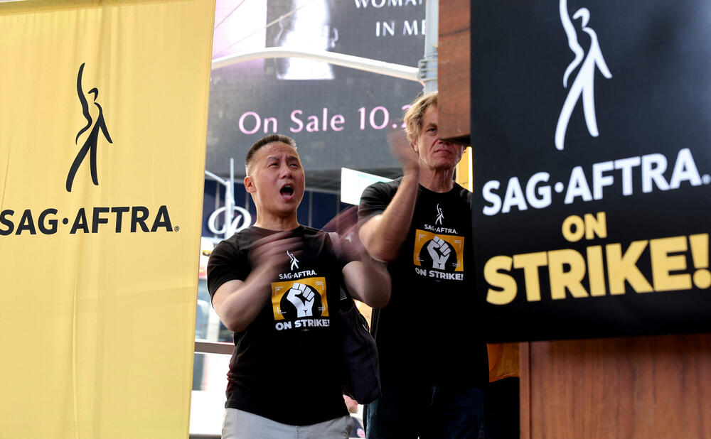 <p>Glumci su od 14. jula pridružili štrajkujućim scenaristima poslije neuspjeha pregovora sa studijima o njihovim platama i garancijama naspram vještake inteligencije</p>