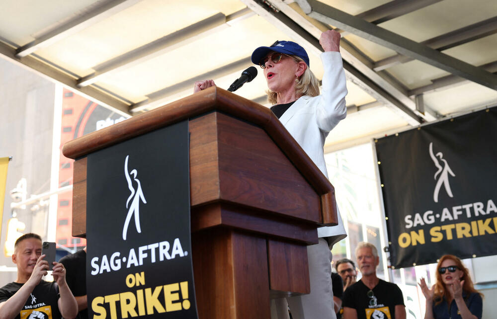 <p>Glumci su od 14. jula pridružili štrajkujućim scenaristima poslije neuspjeha pregovora sa studijima o njihovim platama i garancijama naspram vještake inteligencije</p>