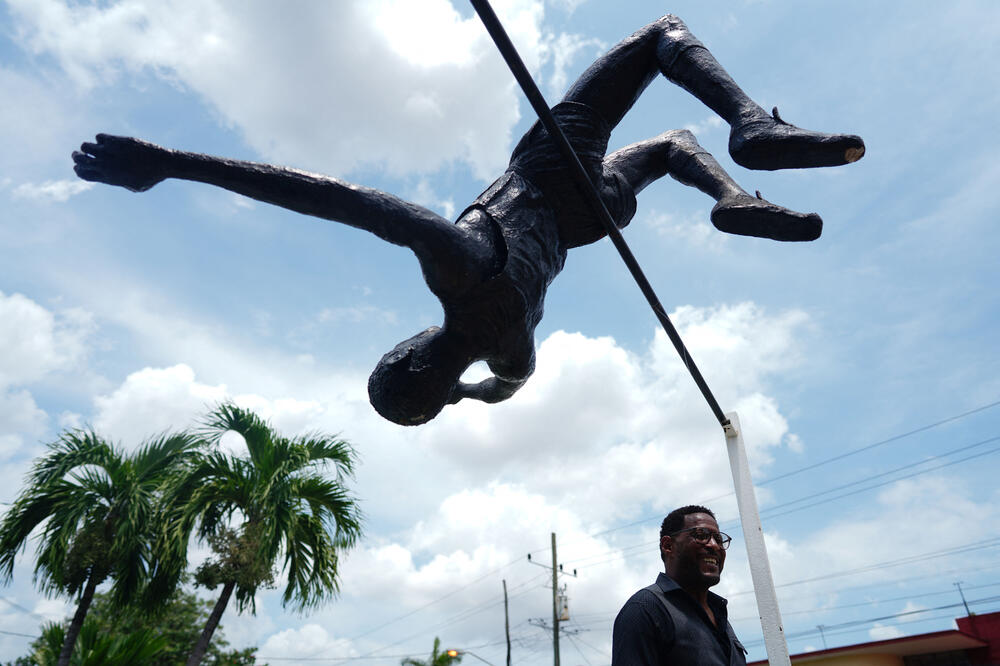 Havijer Sotomajor pored svog spomenika u Havani, Foto: Reuters