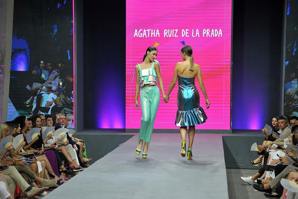 <p>Havijer Karera Agosta i Katarina de Lankastre Valente ispred modne kuće Agata Luiz De La Prada pričaju o kolekciji koja je predstavljena u sklopu IFF-a, te otkrivaju da je kod njih crna zabranjena</p>