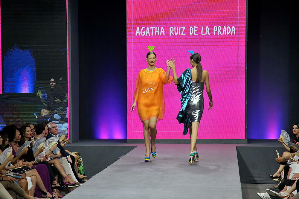 <p>Havijer Karera Agosta i Katarina de Lankastre Valente ispred modne kuće Agata Luiz De La Prada pričaju o kolekciji koja je predstavljena u sklopu IFF-a, te otkrivaju da je kod njih crna zabranjena</p>