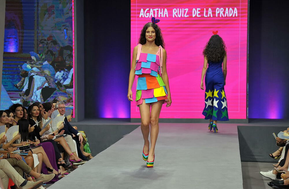 <p>Havijer Karera Agosta i Katarina de Lankastre Valente ispred modne kuće Agata Luiz De La Prada pričaju o kolekciji koja je predstavljena u sklopu IFF-a, te otkrivaju da je kod njih crna zabranjena</p>